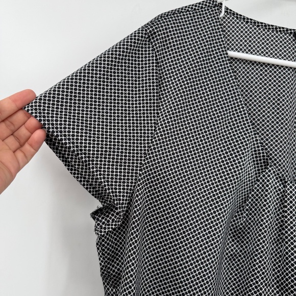 Ann Taylor Top Women XL Black White Rayon Office ShortSleeve Pleated Lightweight - Picture 2 of 10